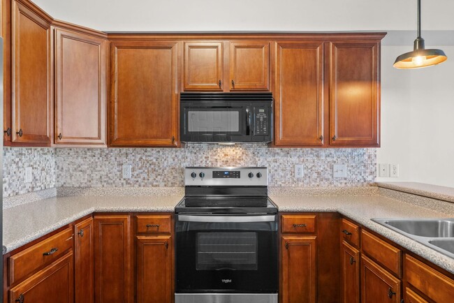 Building Photo - Pet Friendly Condo Downtown!