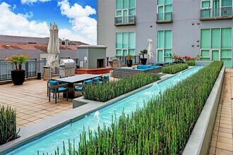 Building Photo - 2000 Bagby St