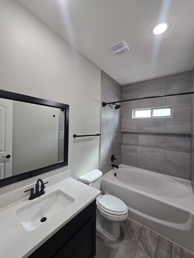 Building Photo - LUXURIOUS EASTSIDE HOME FOR RENT