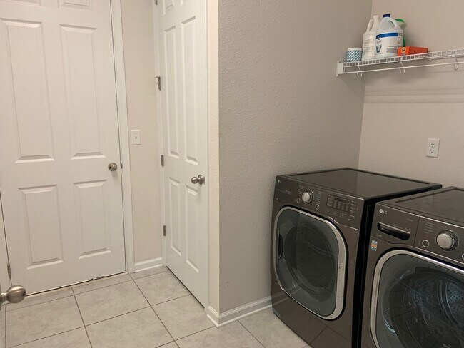 Building Photo - 816 Redtail Ln