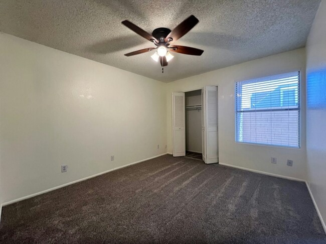 Building Photo - 924 E Diamond Dr