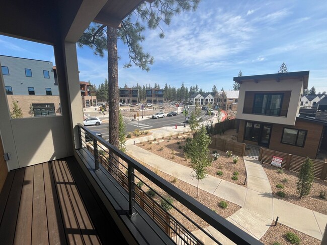 Building Photo - Like-New Townhome in the Gorgeous Terrane ...