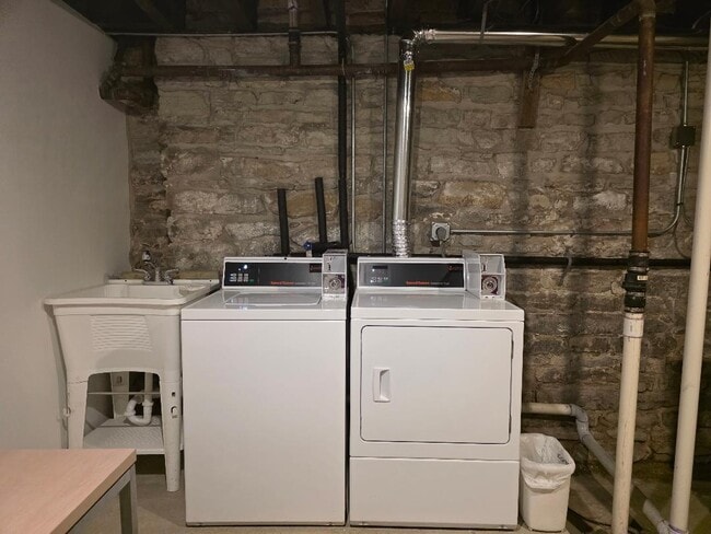 Building Photo - 2843 S Archer Ave