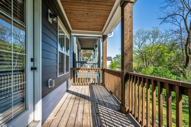 Building Photo - Modern Living in Bellevue