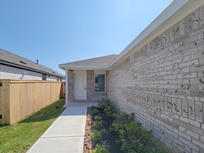 Building Photo - This single-story home shares an open layout between the kitchen, nook and family room for easy e...
