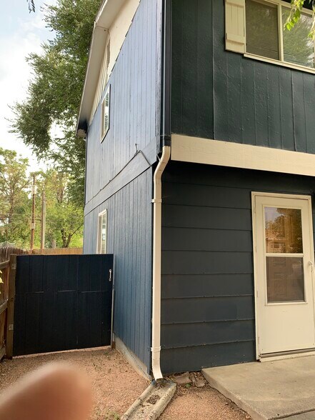 Building Photo - 914 Oak Ave