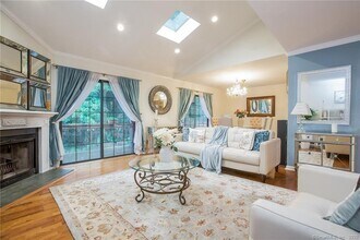 Building Photo - 197 Bridge St