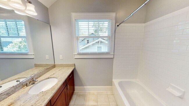 Building Photo - 2213 Roslyn Ave