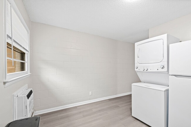 Building Photo - Chic and Updated 2-Bedroom Apartment in Ca...