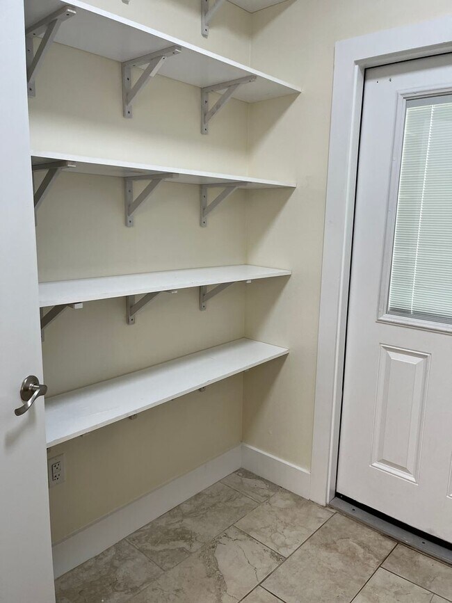 Building Photo - AVAILABLE NOW!! 2 Bed / 2 Bath Townhome in...