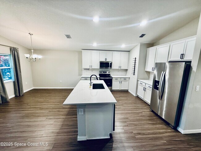 Building Photo - 1026 Dania Cir