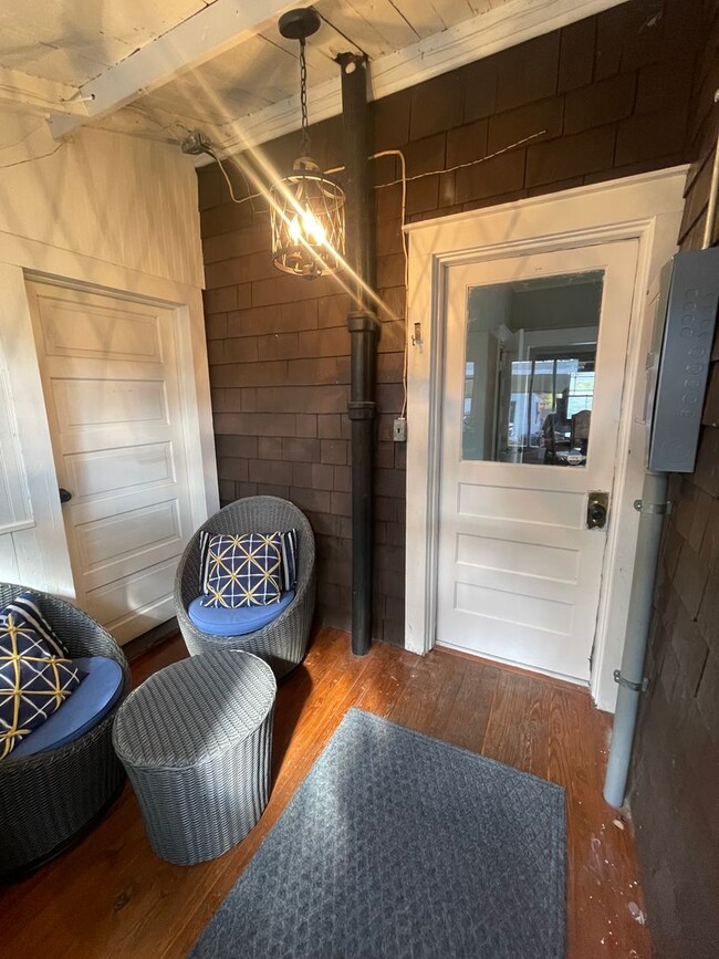 Building Photo - ?? COMING SOON ?? Charming 3 Bed / 1 Bath ...