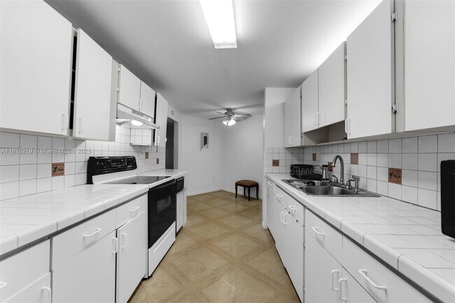 Building Photo - 13951 Kendale Lakes Cir