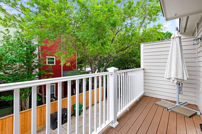 Building Photo - 1141 Louise St