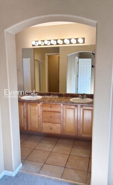 Building Photo - 1121 Fenwick Dr