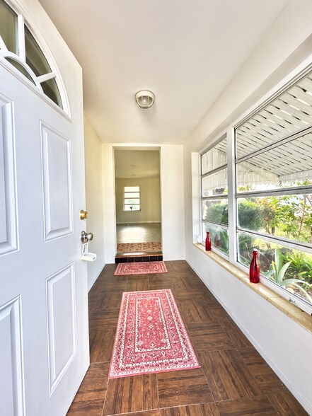 Building Photo - 422 N Broadway