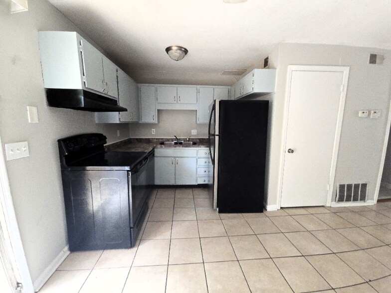 Building Photo - 3815 Parklane Dr