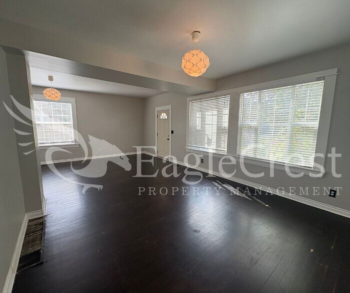 Building Photo - Charming 3BR Home with Spacious Yard & Bonus Living Space! $200.00 OFF 2nd Month Rent!!