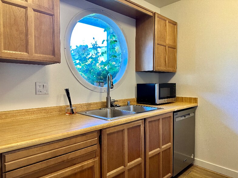 Building Photo - 22703 Lakeview Dr