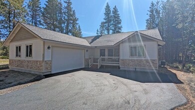 Building Photo - Beautiful Home with Modern Comforts