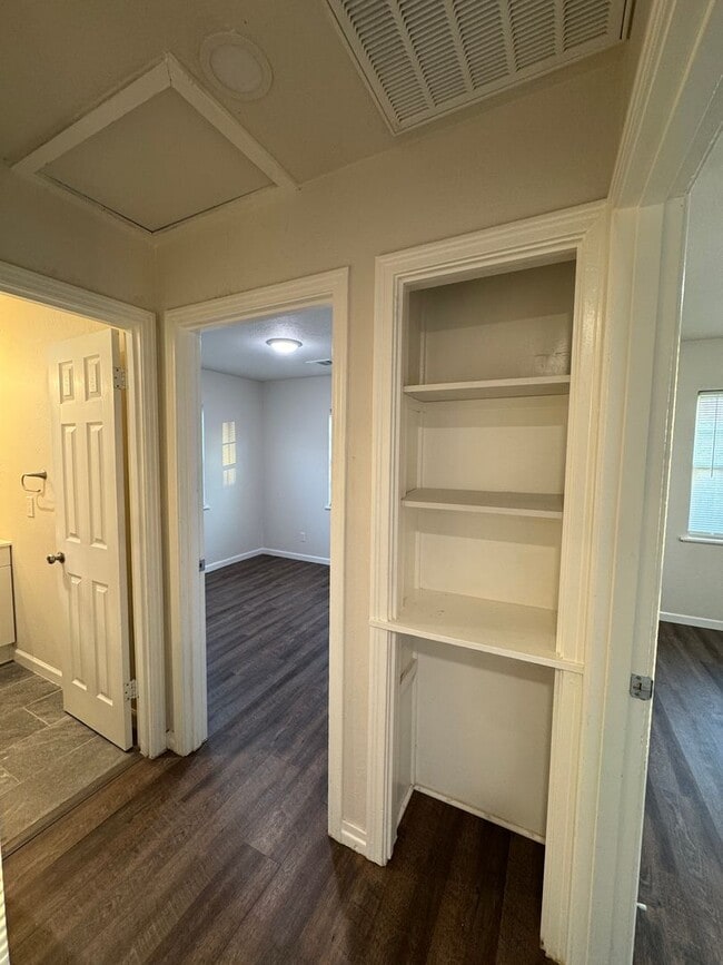 Building Photo - Located in Southlawn!!! 3/2 CH/A