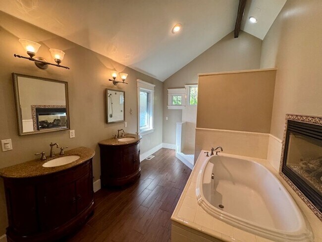 Building Photo - Gorgeous 5 bedroom, 4.5 bath, Westside Dan...