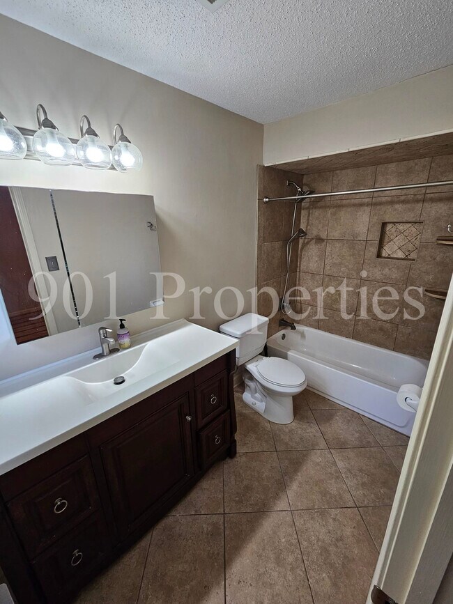 Building Photo - 8595 Riverchase Dr