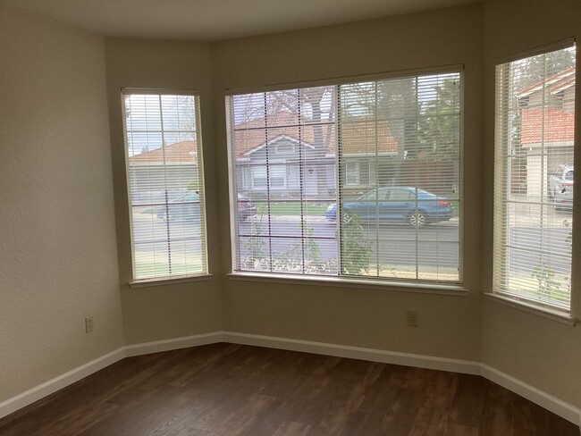 Building Photo - 3 Bedroom Home in Elk Grove