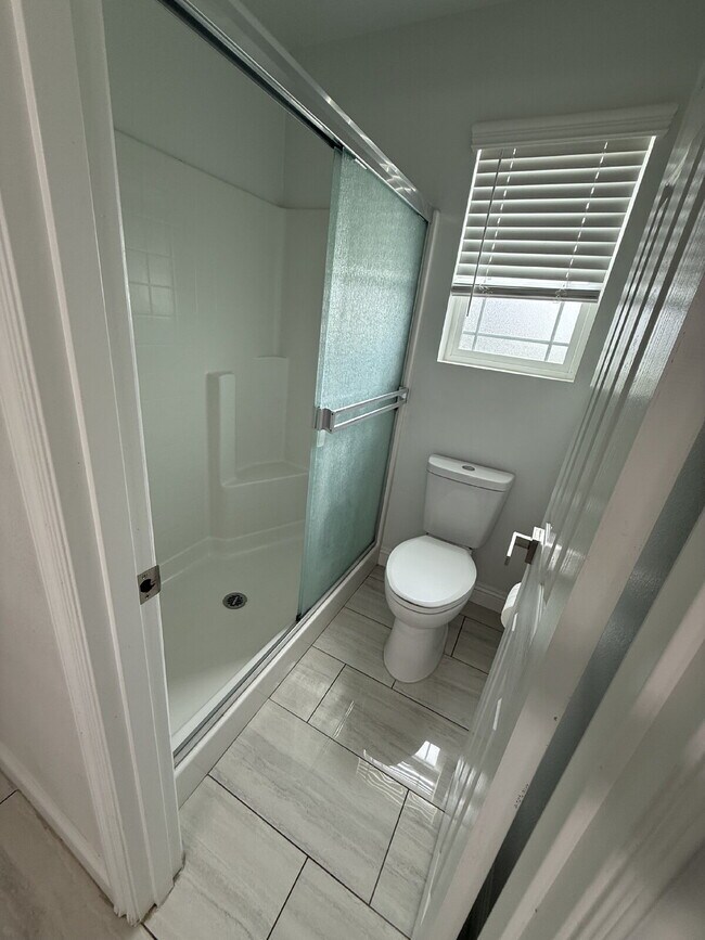 Building Photo - New Gas Range & Refrigerator.  Spacious rooms, private yard and RV parking.  Must see - Won't las...