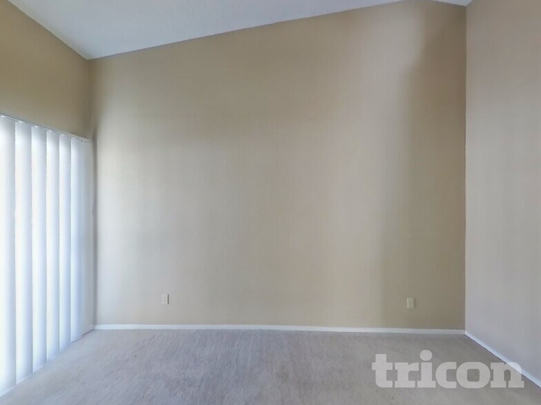 Building Photo - 733 Reagan Dr