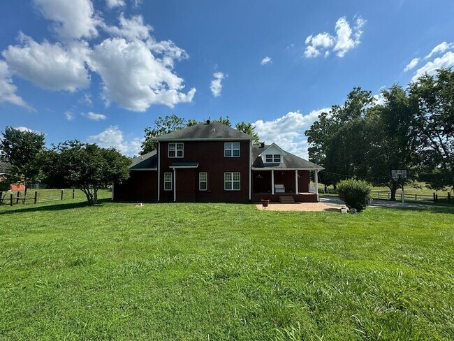 Building Photo - 449 Sanders Ln