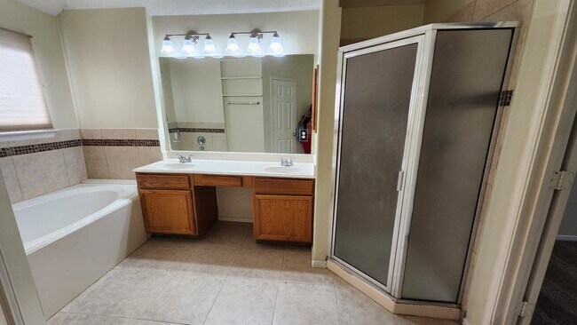 Building Photo - 6630 Bluebottle Ln