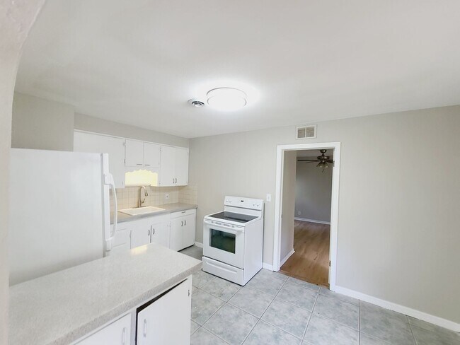 Building Photo - Three Bedroom One Bathroom Cottage in Palmetto Park, St. Petersburg