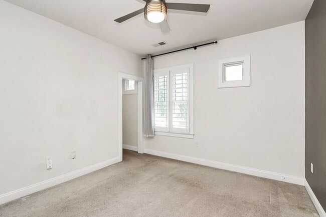 Building Photo - Beautiful 3BD/2.5BA Townhome