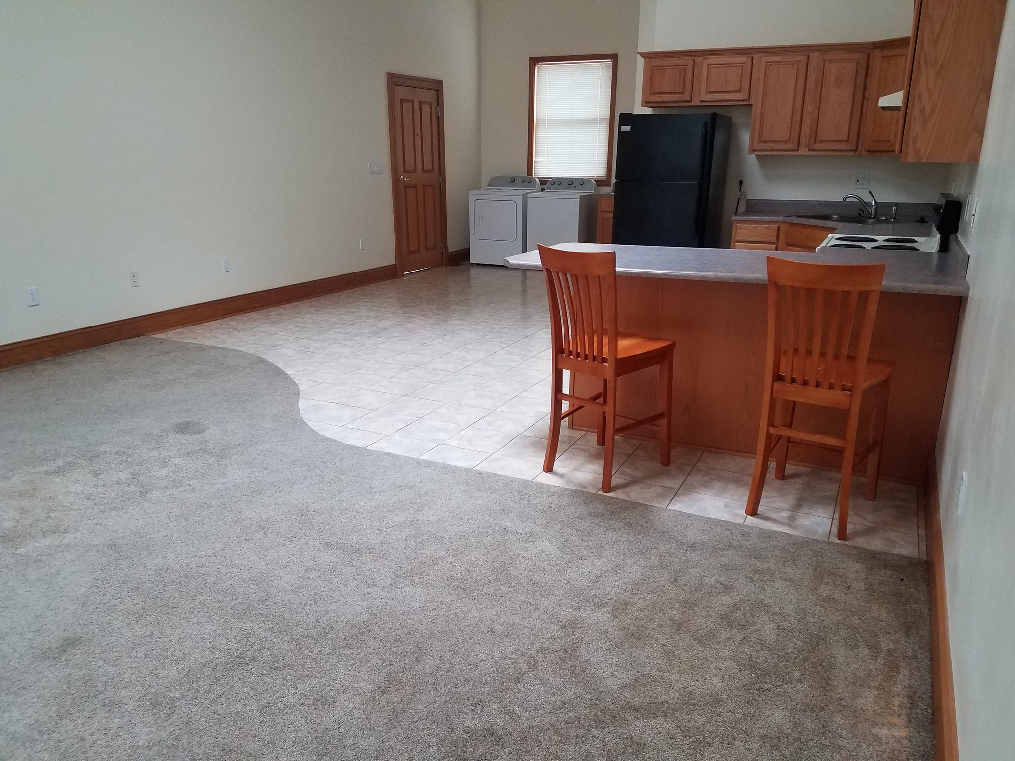 Building Photo - 844 Main St