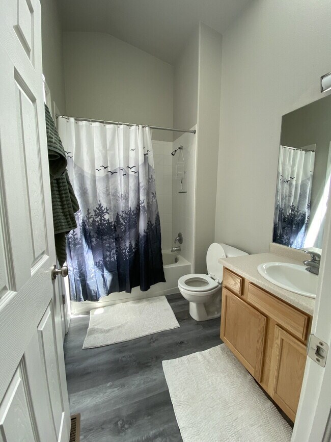 Building Photo - 3 bedroom townhouse westside - Mesa Valley