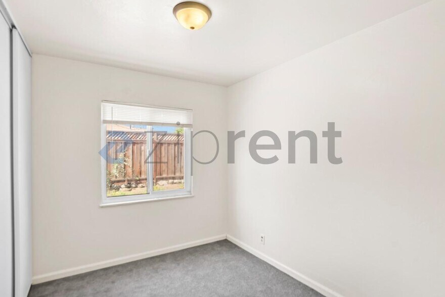 Building Photo - Unit