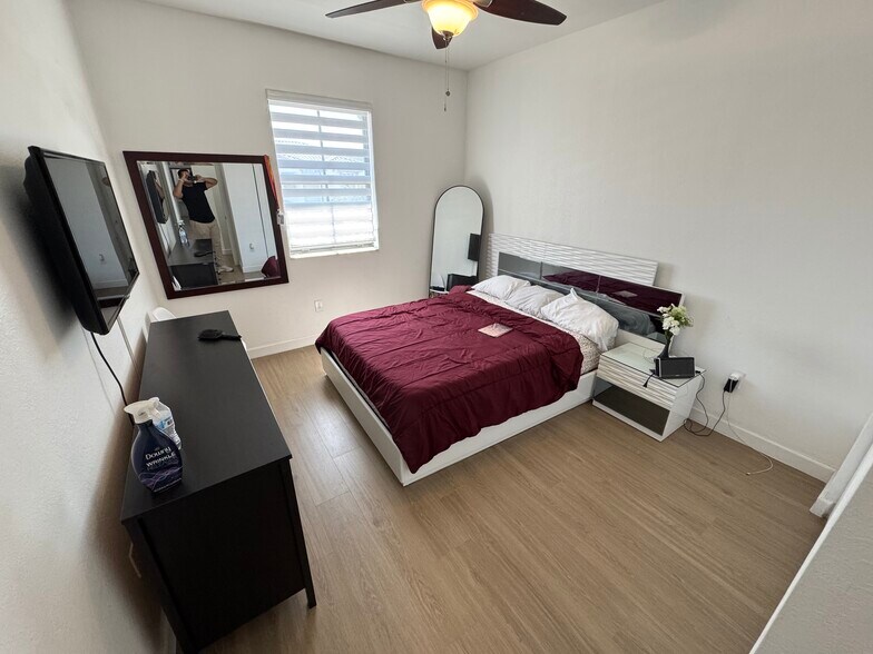 3RD BEDROOM QUEEN - 8880 NW 102nd Pl