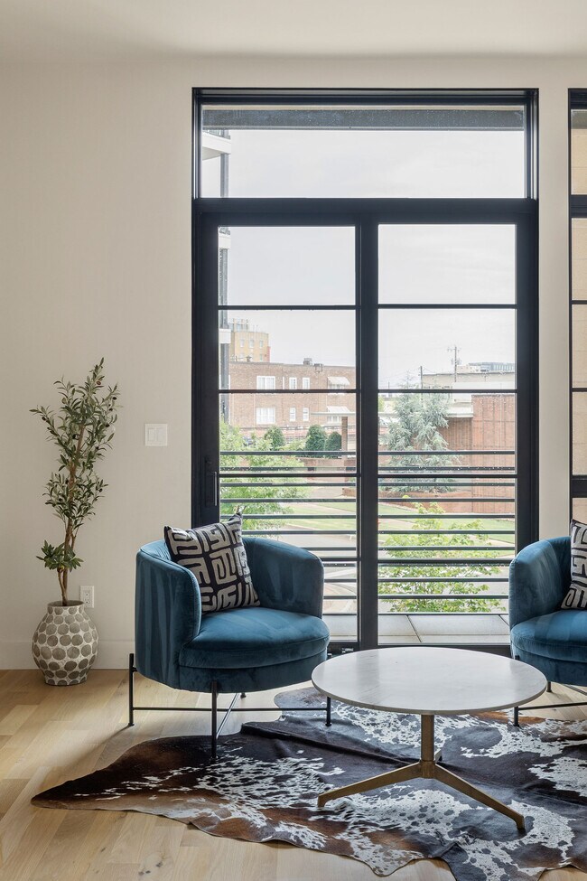 Building Photo - 1325 N Dewey Ave