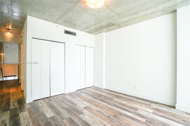 Building Photo - 690 SW 1st Ct