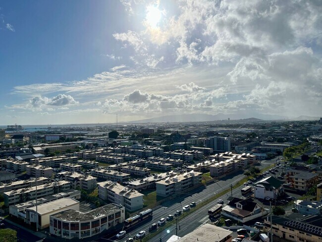Building Photo - Liliha Square: 2 Bed, 1 Bath Apartment w/ ...