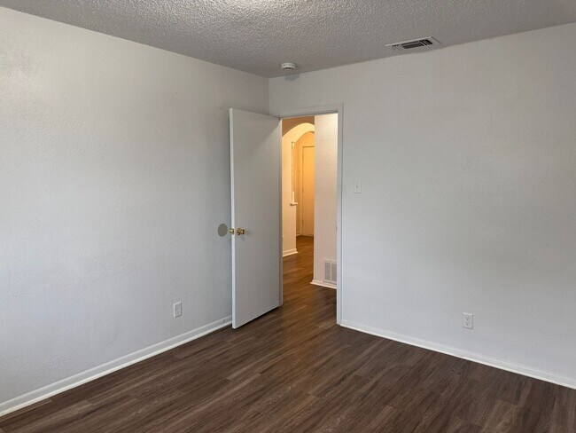 Building Photo - 132 Meadow Way