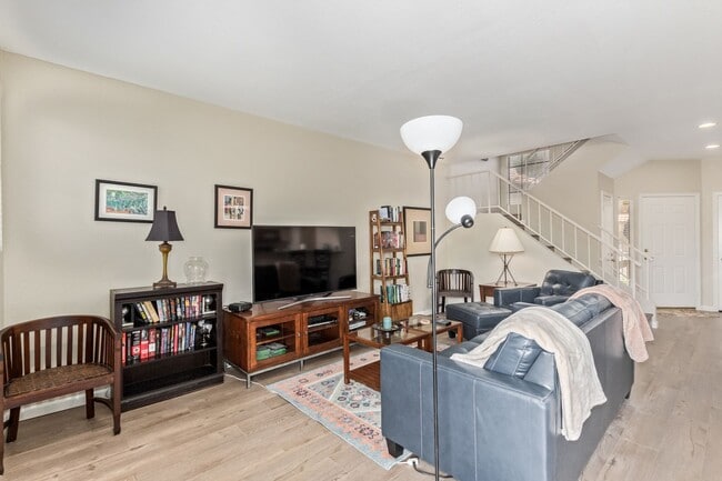 Building Photo - Charming 2-Bedroom Townhome in Scottsdale Racquet Club