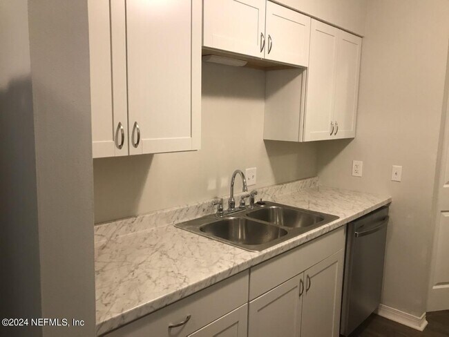 Building Photo - 466 Lombard St