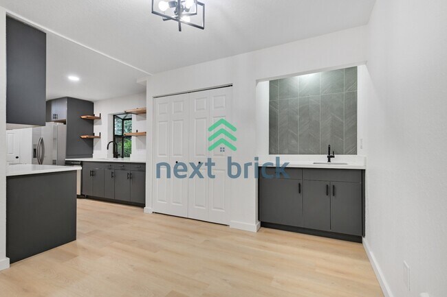 Building Photo - 2 Bed 1 Bath Condo