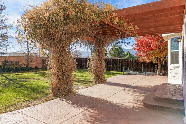 Building Photo - $2,695.00, 4 bed, 3.5 bath, located in Col...