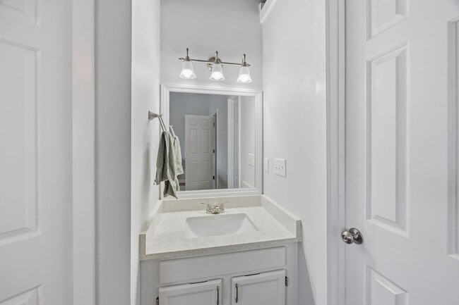 Building Photo - Modern Comfort & Convenience in Regents Green Townhome