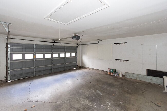 Building Photo - COMING SOON - Spacious 3 Bedroom, 2 Bathro...