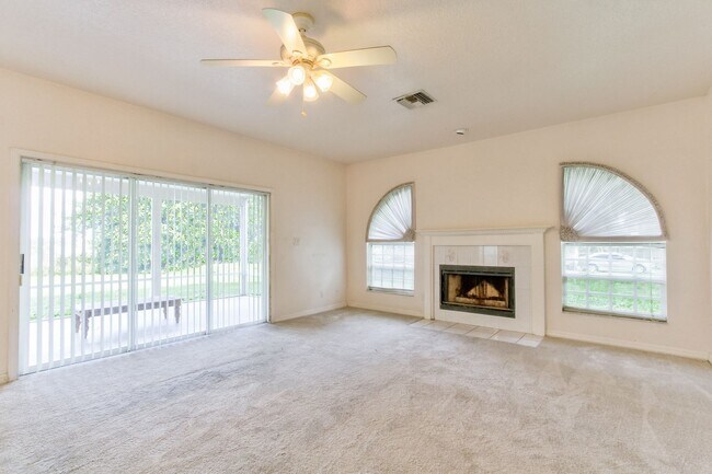 Building Photo - Beautiful Lake front home in West Kissimmee