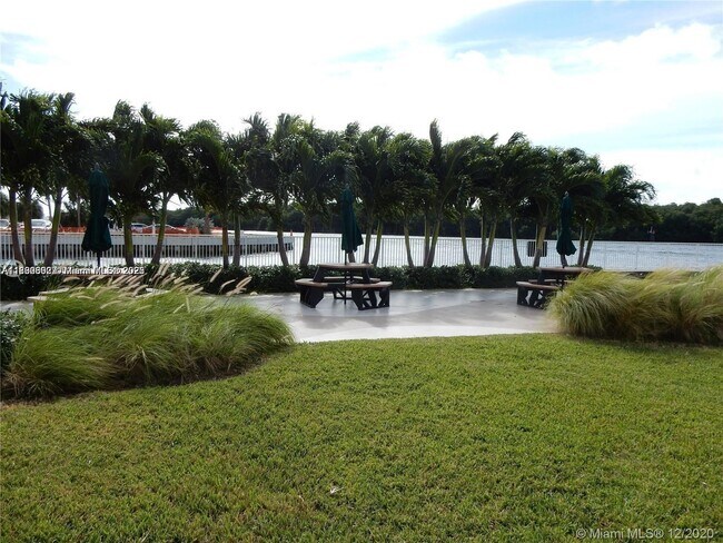 Building Photo - 400 Kings Point Dr